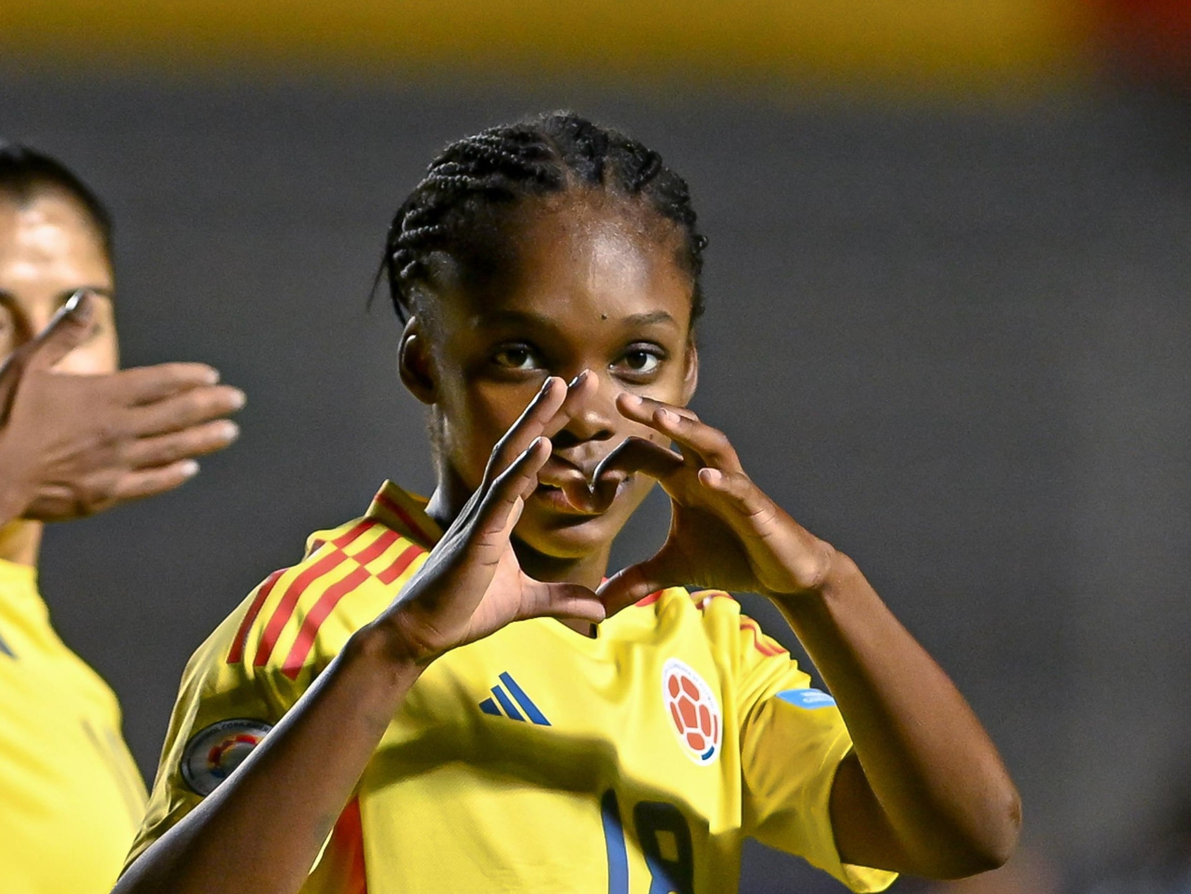 Linda Caicedo celebra uno de sus dos goles ante Paraguay / Twitter: @CopaAmerica