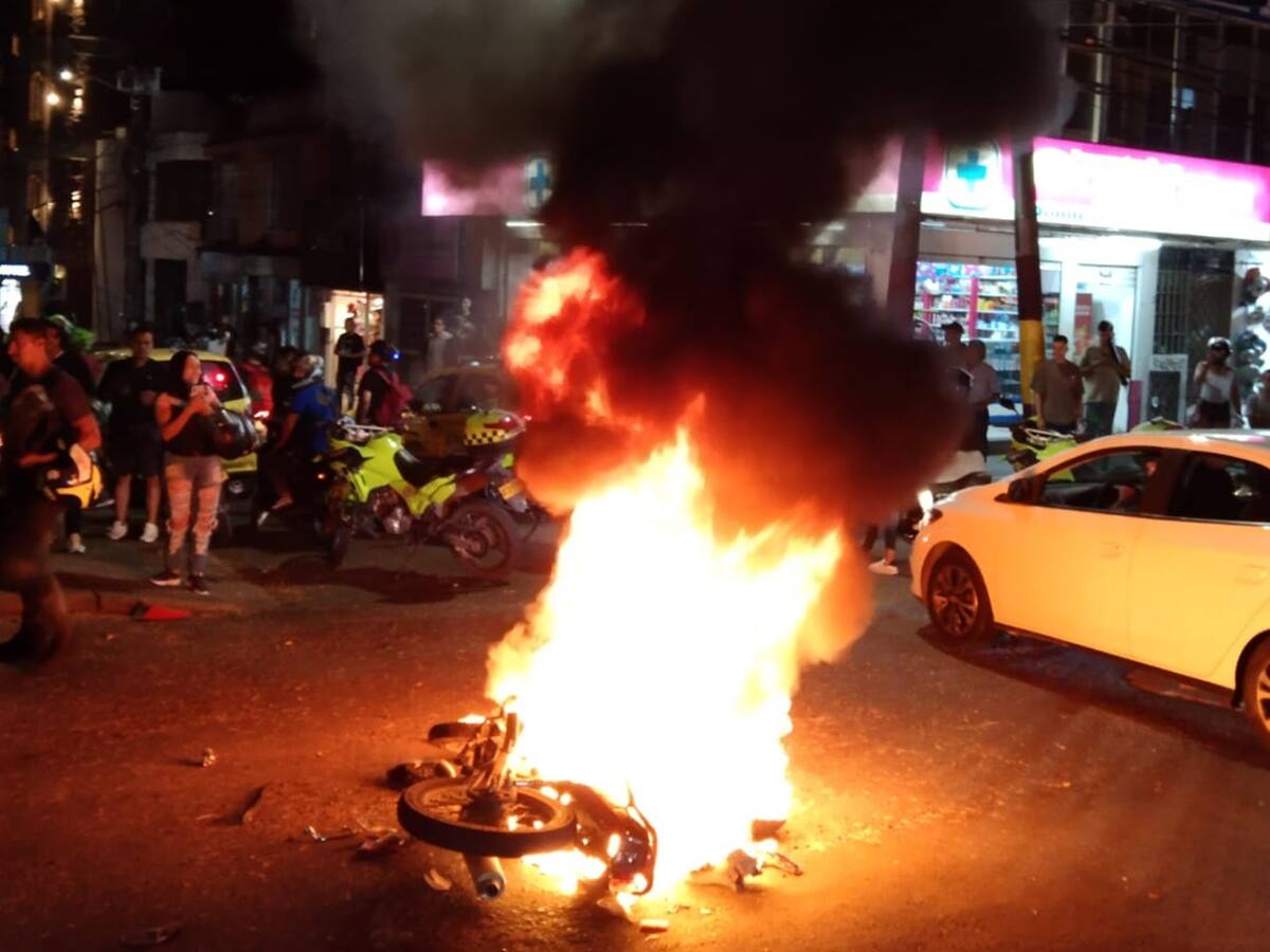 Vuelve y juega: comunidad detuvo a dos delincuentes y les quemó la moto en Ibagué