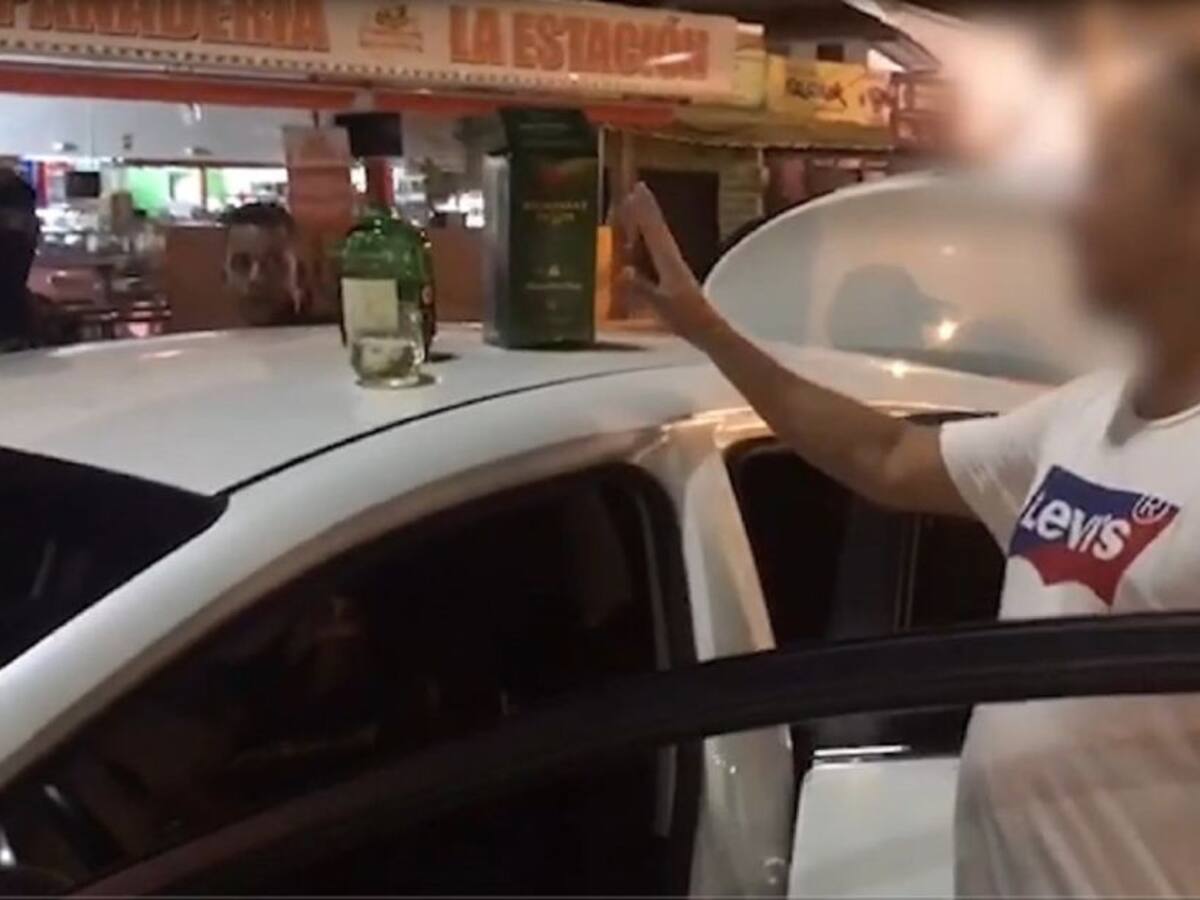 Con licor, sorprenden a dos personas a bordo de un carro en Cartagena