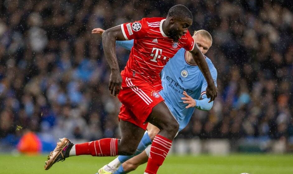 Dayot Upamecano en un duelo con Erling Haaland del Manchester City durante el partido por cuartos de final de la Champions League (Photo by Richard Callis/Eurasia Sport Images/Getty Images)