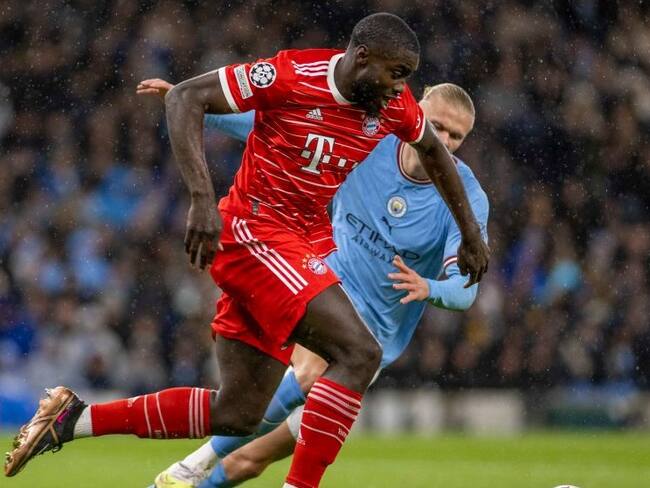 Dayot Upamecano en un duelo con Erling Haaland del Manchester City durante el partido por cuartos de final de la Champions League (Photo by Richard Callis/Eurasia Sport Images/Getty Images)