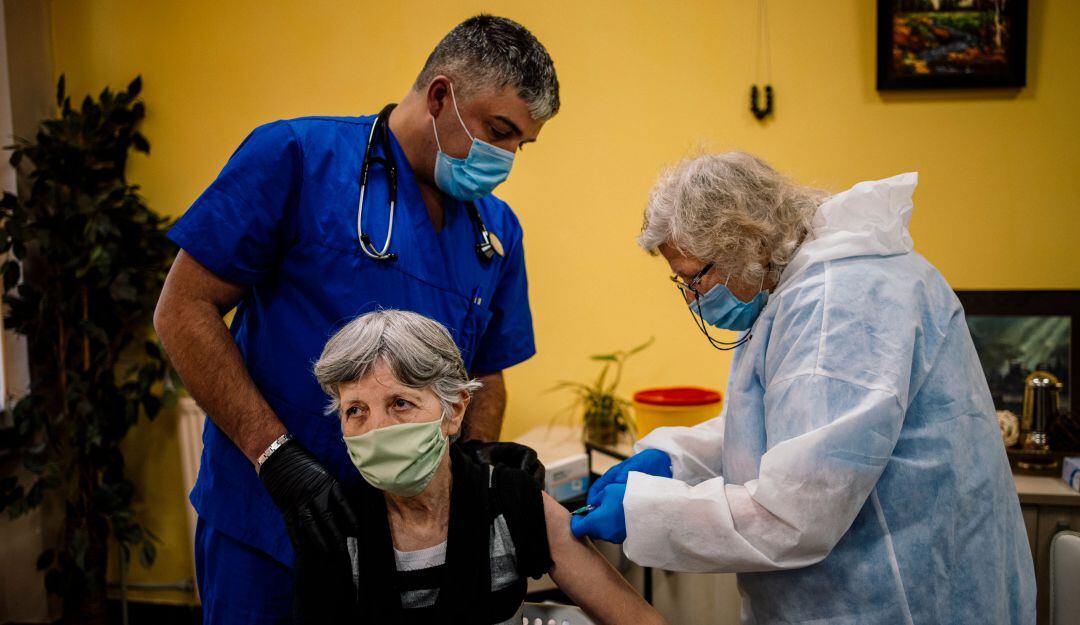 Aplicación de la vacuna Pfizer-Biontech a adultos mayores en Bulgaria. 