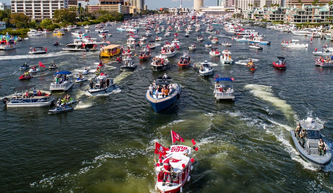 Buccaneers de Tampa Bay celebraron con multitudinaria caravana el título del Super Bowl.