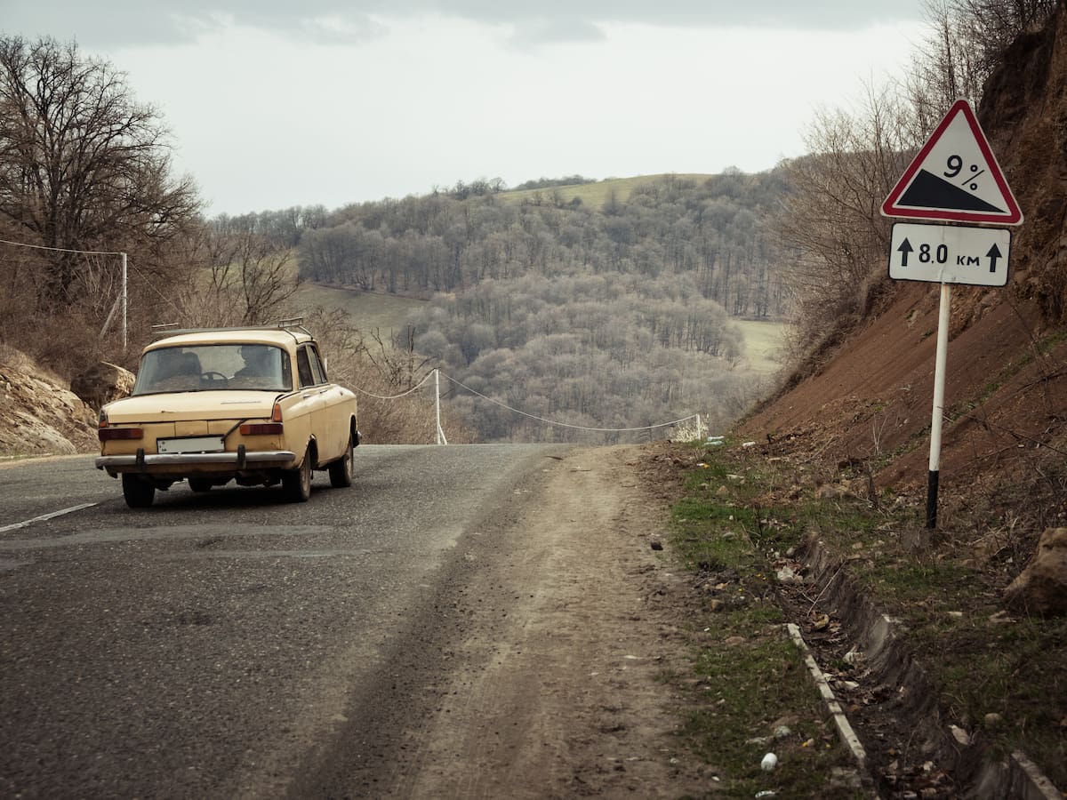 Este es el truco infalible para arrancar su carro en una pendiente