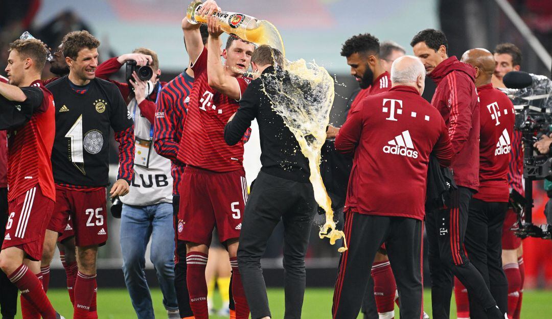 Los jugadores del Bayern Múnich festejan con Nagelsmann el décimo título consecutivo de la Bundesliga.