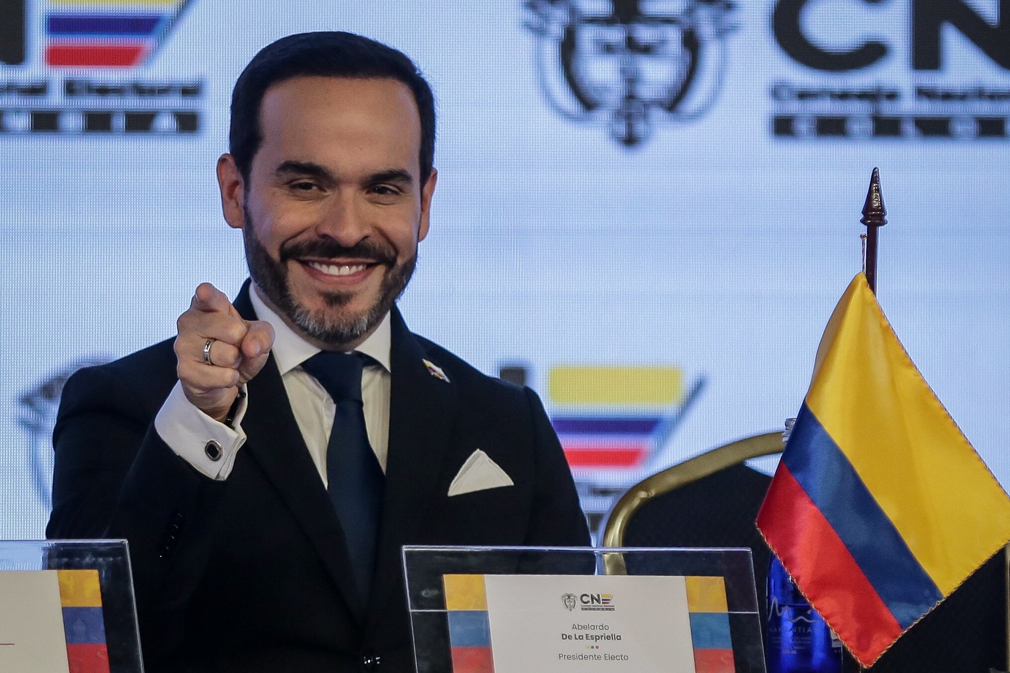 Bogotá, Junio 25 de 2026.El Consejo Nacional Electoral (CNE) realizó el acto oficial de entrega de credenciales a Abelardo De La Espriella y José Manuel Restrepo Abondano, quienes fueron acreditados como presidente y vicepresidente de la República de Colombia para el periodo constitucional 2026–2030. (Colprensa - Catalina Olaya)