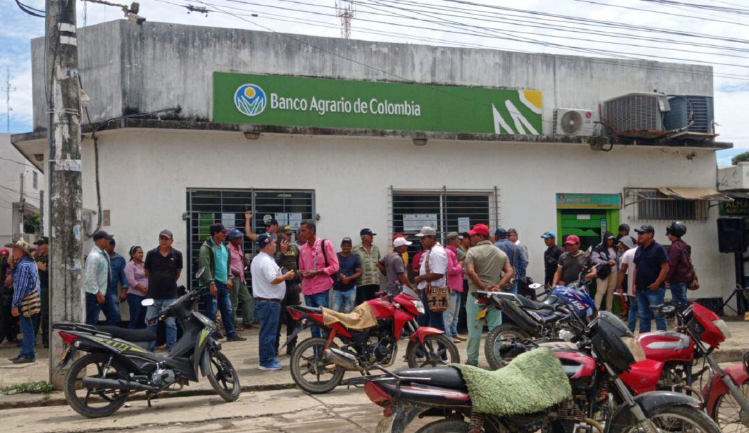 Pequeños agricultores se concentraron en las afueras del Banco Agrario de Achí para llamar la atención del gobierno
