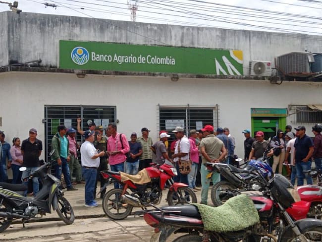 Pequeños agricultores se concentraron en las afueras del Banco Agrario de Achí para llamar la atención del gobierno