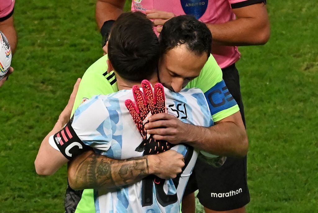 David Ospina y Lionel Messi durante un partido de Copa América 2021 (Photo by EVARISTO SA / AFP) (Photo by EVARISTO SA/AFP via Getty Images)