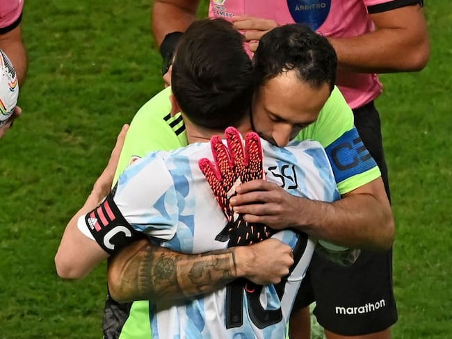 David Ospina y Lionel Messi durante un partido de Copa América 2021 (Photo by EVARISTO SA / AFP) (Photo by EVARISTO SA/AFP via Getty Images)