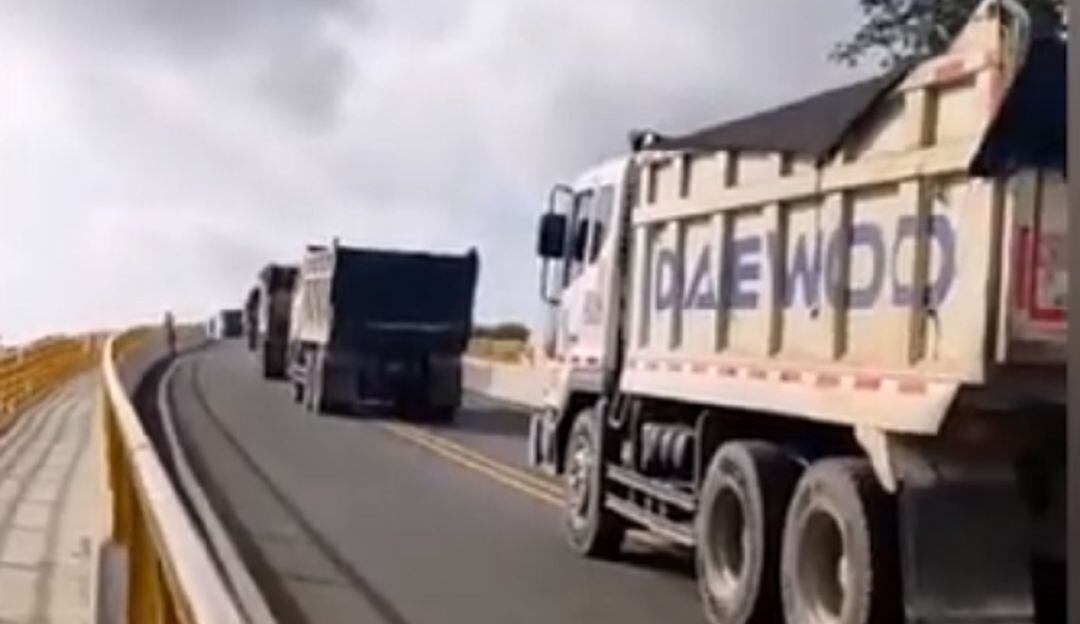 Las pruebas se realizan con 20 volquetas, cada una con un peso de 15 toneladas, para medir su resistencia