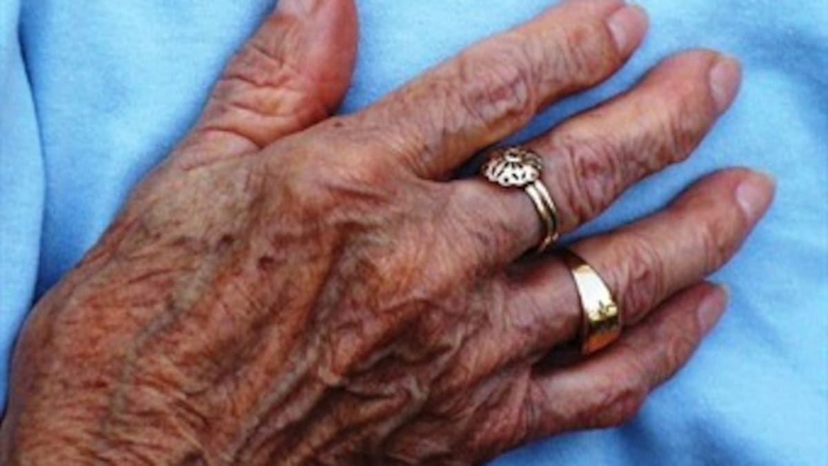 ¿Realmente crecen las uñas y el pelo después de morir?