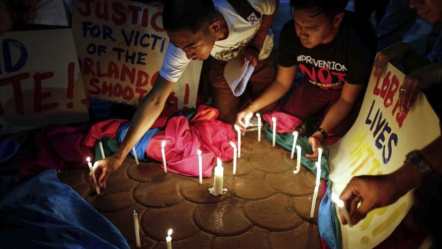 Miembros de la comunidad LGBTI colocan velas en memoria de las victimas de la masacre de Orlando. Foto: Agencia EFE