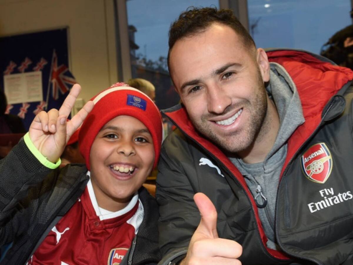 Ospina y sus compañeros de Arsenal alegraron la navidad de varios niños