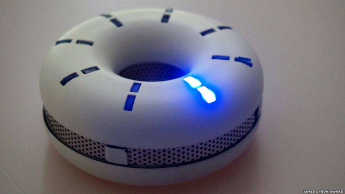 El Awaring fue diseñado para ayudar a las personas con hipoacusia a seguir conversaciones. El aparato japonés utiliza luces para indicar qué persona está hablando y cuán alto.