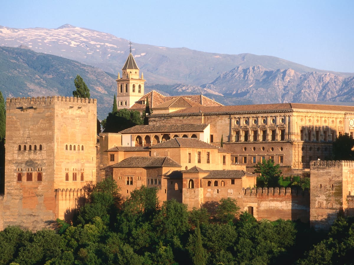 Tres heridos leves en nuevo terremoto en ciudad española de Granada