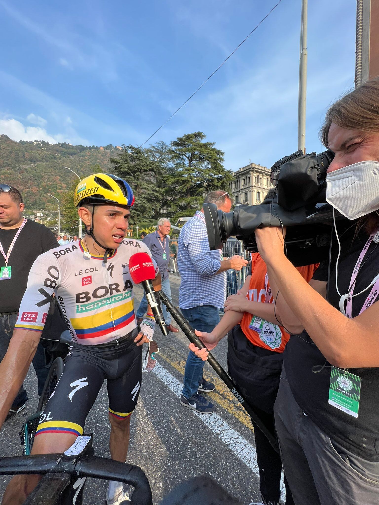 Sergio Higuita atiende a los medios tras haber terminado cuarto en Lombardía / @BORAhansgrohe.