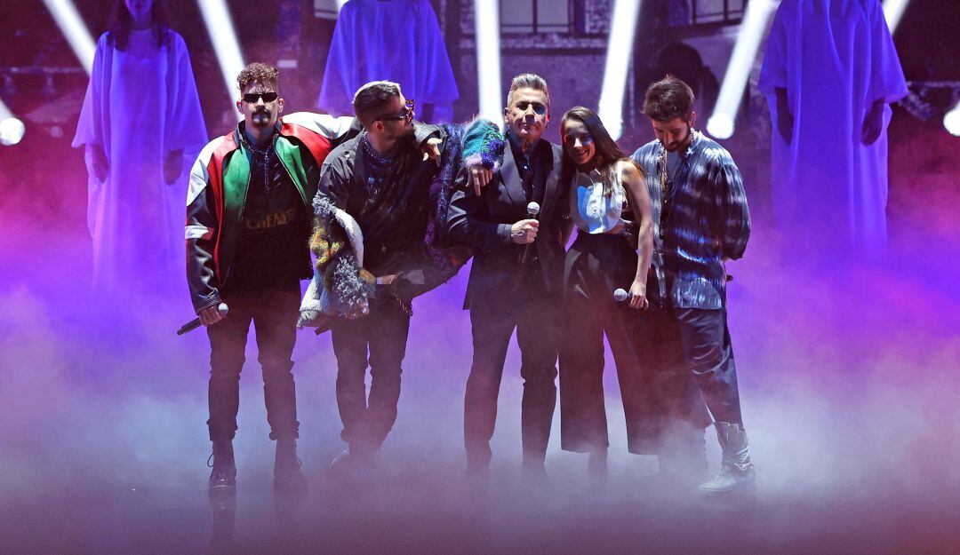 Mau, Ricky, Ricardo Montaner, Evaluna y Camilo