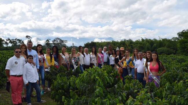 16 candidatas al reinado nacional del café en compañía de los directivos del comité departamental de cafeteros del Quindío
