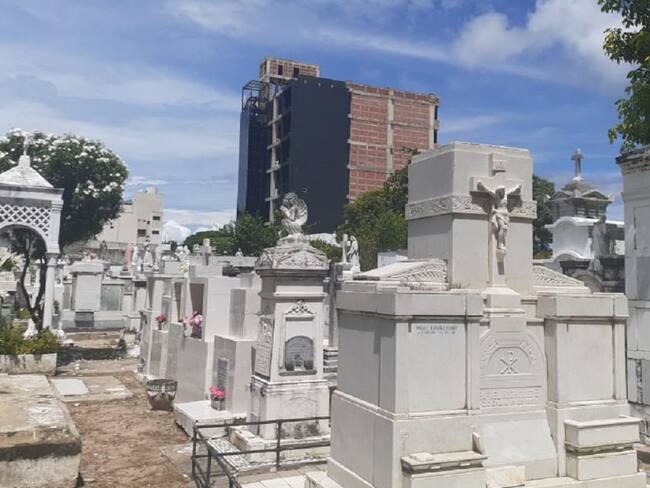 Realizan limpieza en el cementerio de Manga en Cartagena