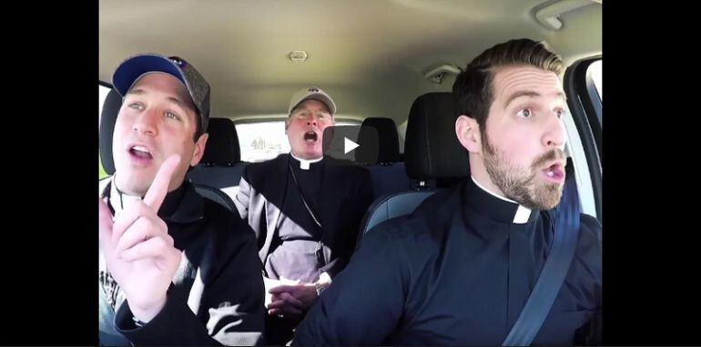 El divertido 'carpool karaoke' de dos sacerdotes
