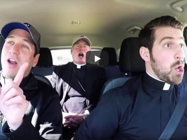 El divertido &#039;carpool karaoke&#039; de dos sacerdotes