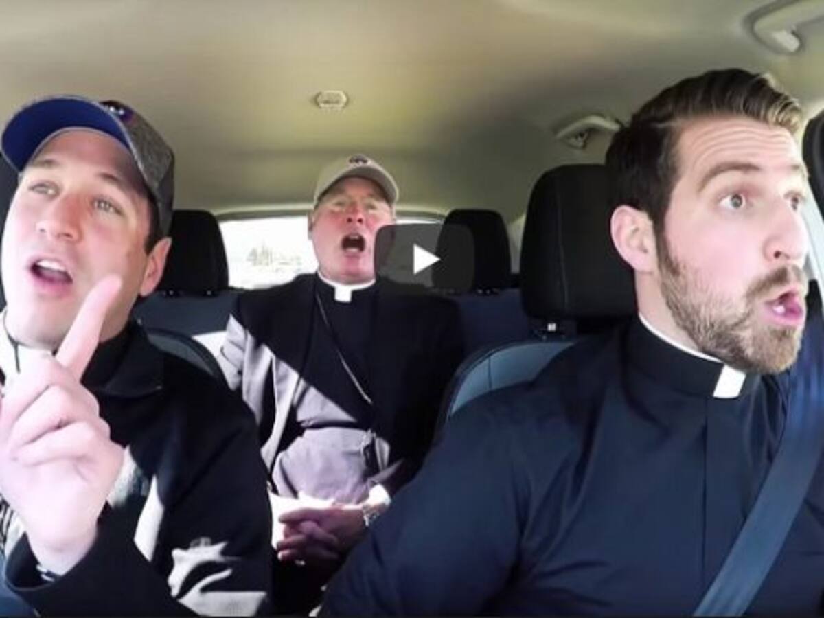 El divertido 'carpool karaoke' de dos sacerdotes y un obispo