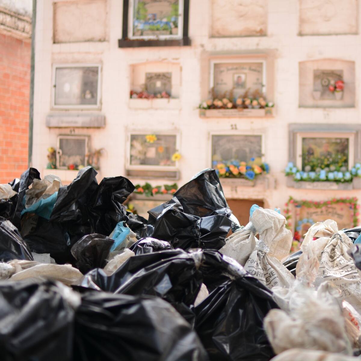 Suspenden exhumaciones y eucaristías por intervención al Cementerio Central