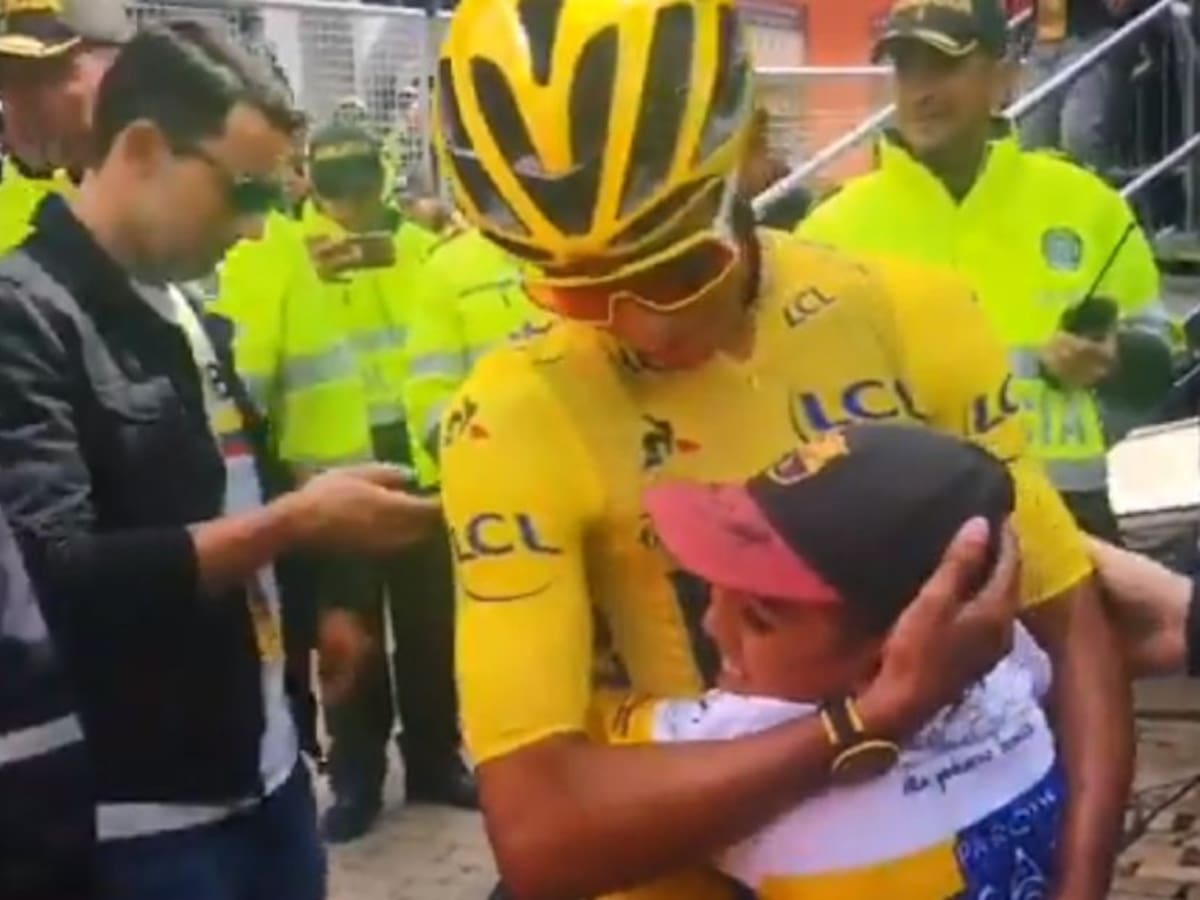 El tierno abrazo de Egan Bernal con el que recuerdan con cariño a Julián
