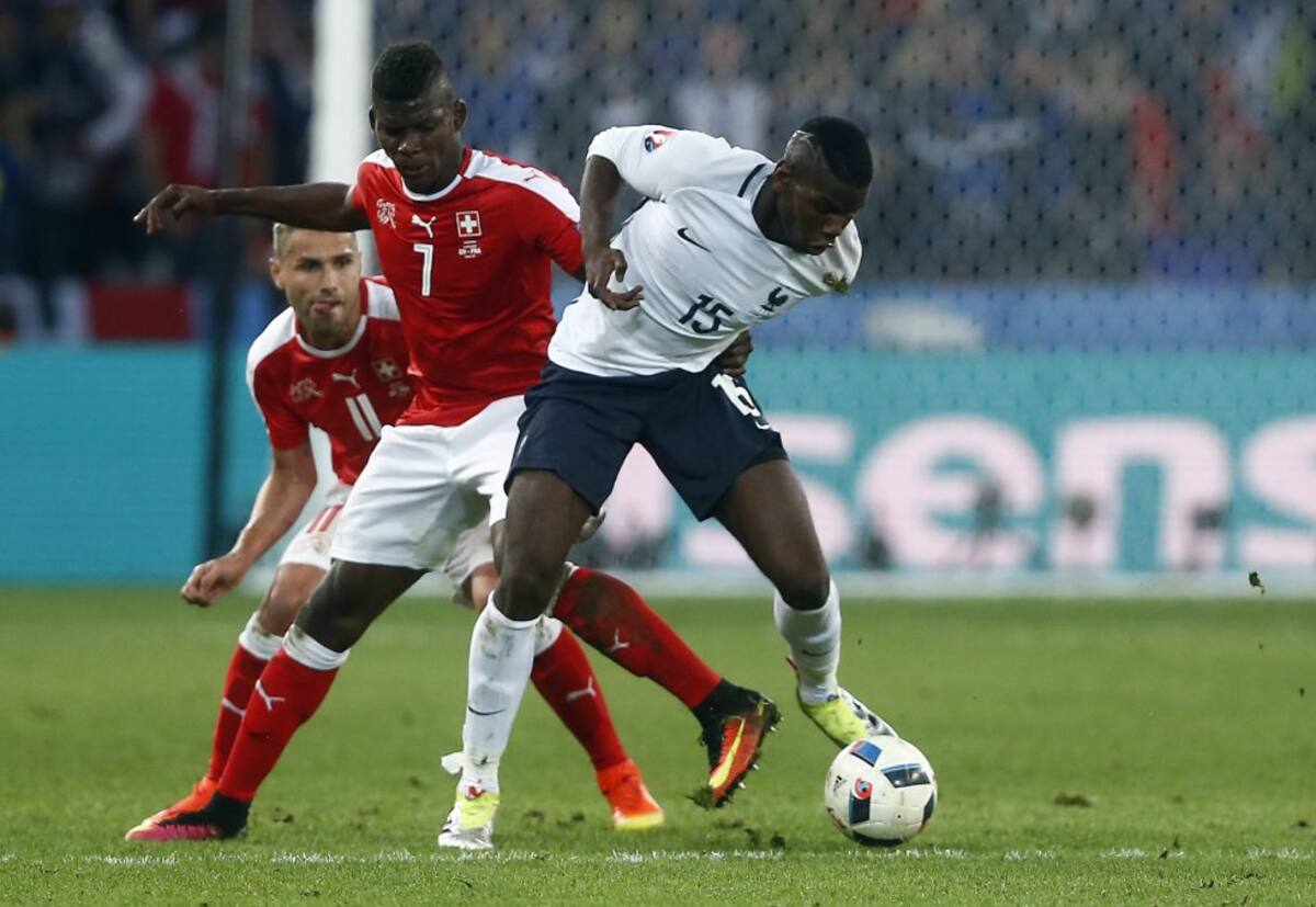 Pogba protegiendo el balón ante la marca de Embolo