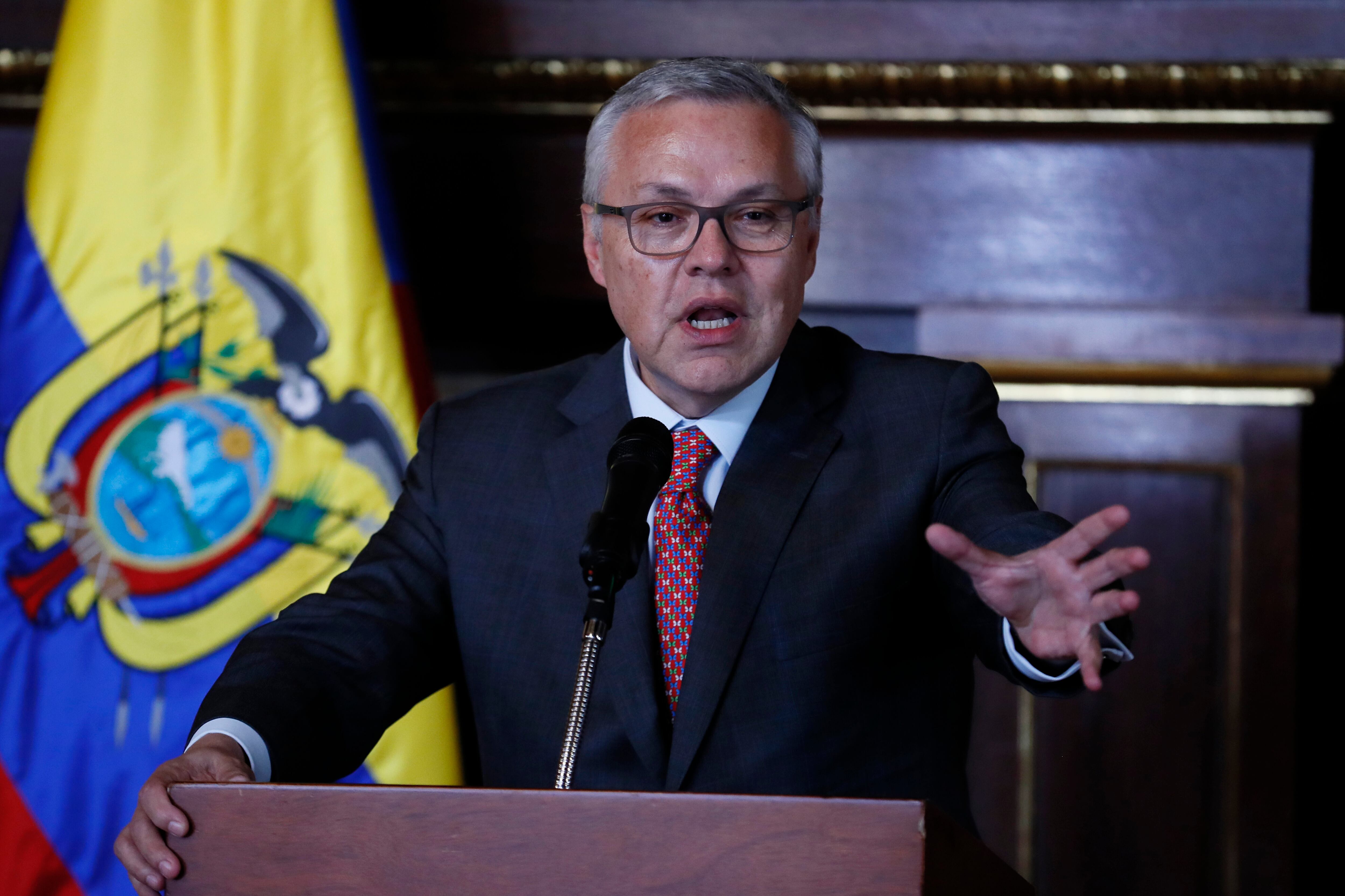 BOG400. BOGOTÁ (COLOMBIA), 02/04/2024.- exministro de Justicia y del Derecho de Colombia, Néstor Osuna, participa en una rueda de prensa en Bogotá (Colombia). EFE/ Carlos Ortega