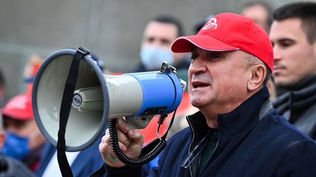 Srdjan Djokovic, padre de Novak, se dirige a los manifestantes que apoyan a su hijo.