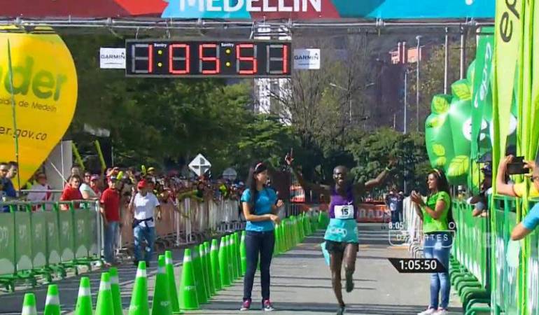 Imagen de 2015 de Joseph Kiprono ganando los 21K en Medellín.