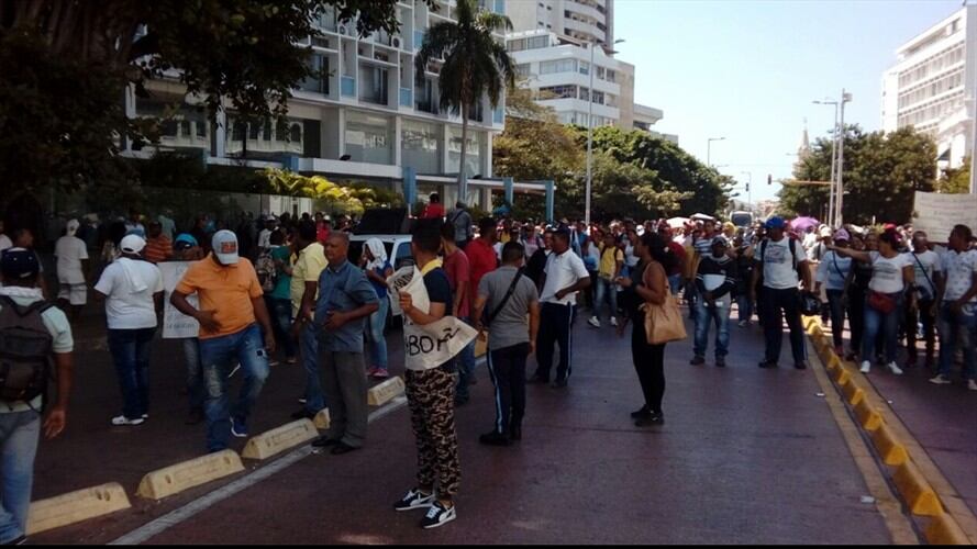 Trabajadores de la empresa Oncor no permitieron que los estudiantes y docentes ingresa para cumplir con la jornada escolar. Foto: Sudeb