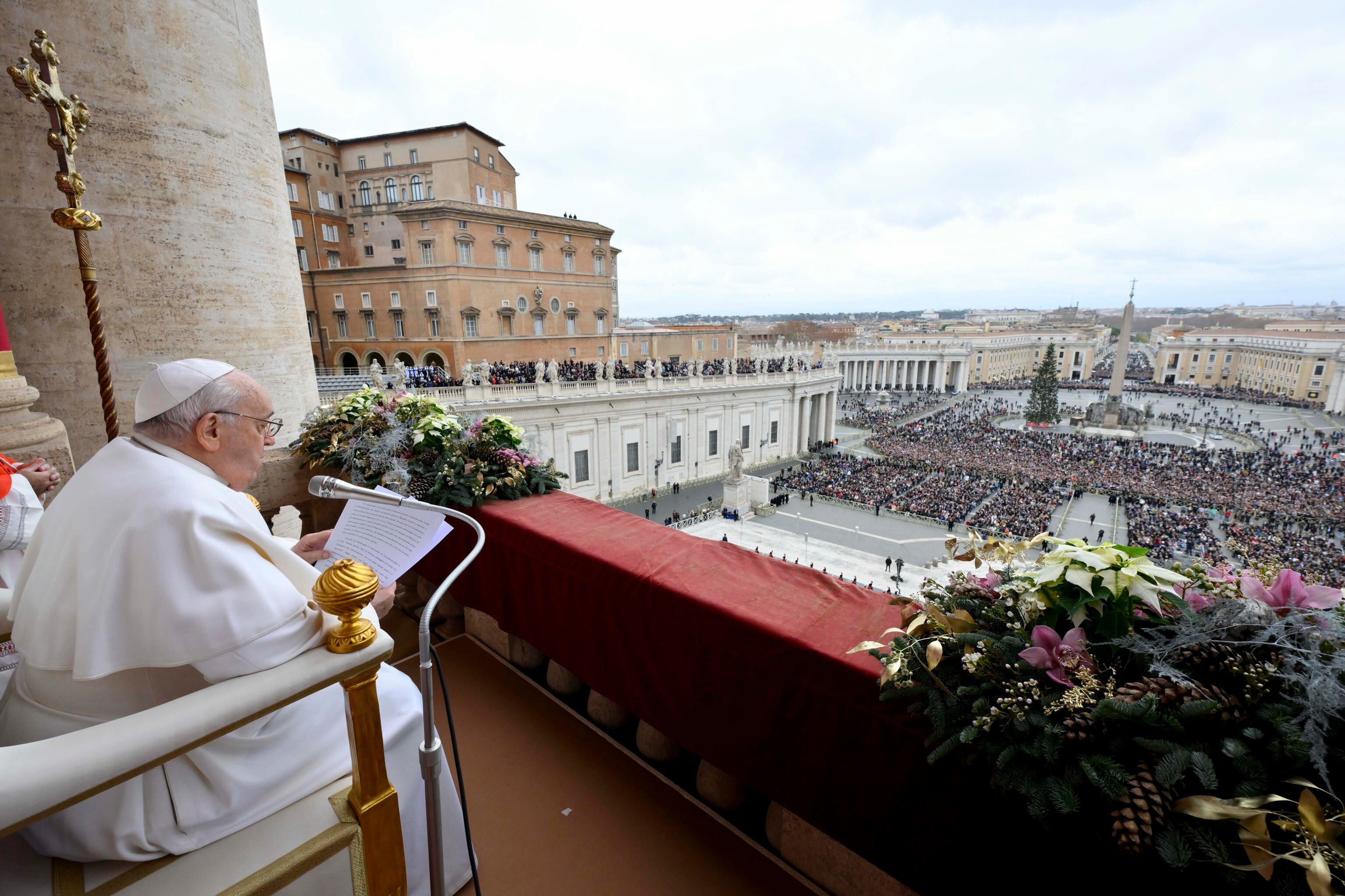 -FOTODELDÍA- Vatican City (Vatican City State (holy See), 24/12/2023.- Fotografía cedida por el Vaticano del papa Francisco durante la oración Urbi et Orbi desde el balcón de la basilica de San Pedro hoy, en el Vaticano. EFE/EPA/VATICAN MEDIA /SOLO USO EDITORIAL/ SOLO DISPONIBLE PARA ILUSTRAR LA NOTICIA QUE ACOMPAÑA (CRÉDITO OBLIGATORIO)