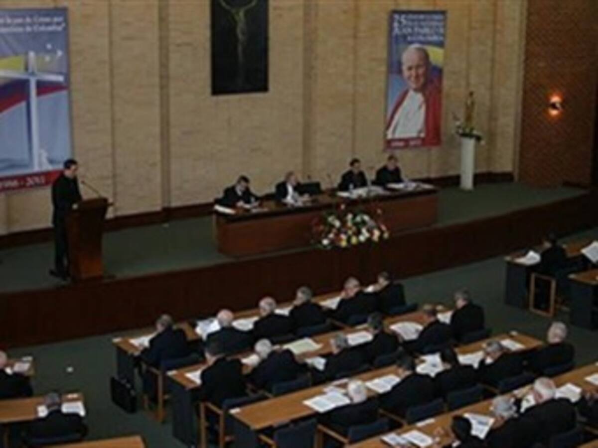 Paz, pobreza y economía, los temas que analizaron el presidente Santos y la Conferencia Episcopal