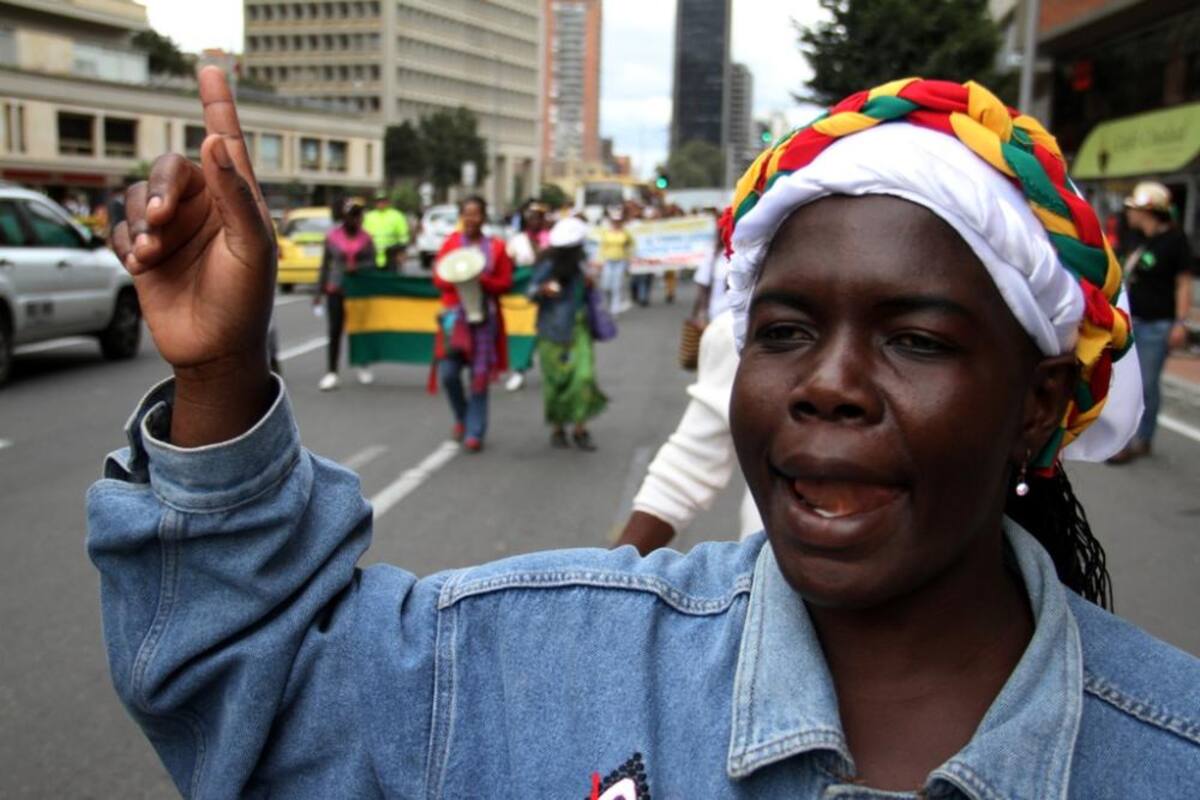 Recorrieron a pie desde el Cauca y llegaron a Bogotá exigiendo que pare la mineria ilegal porque contamina los rios y el habitad de su región.