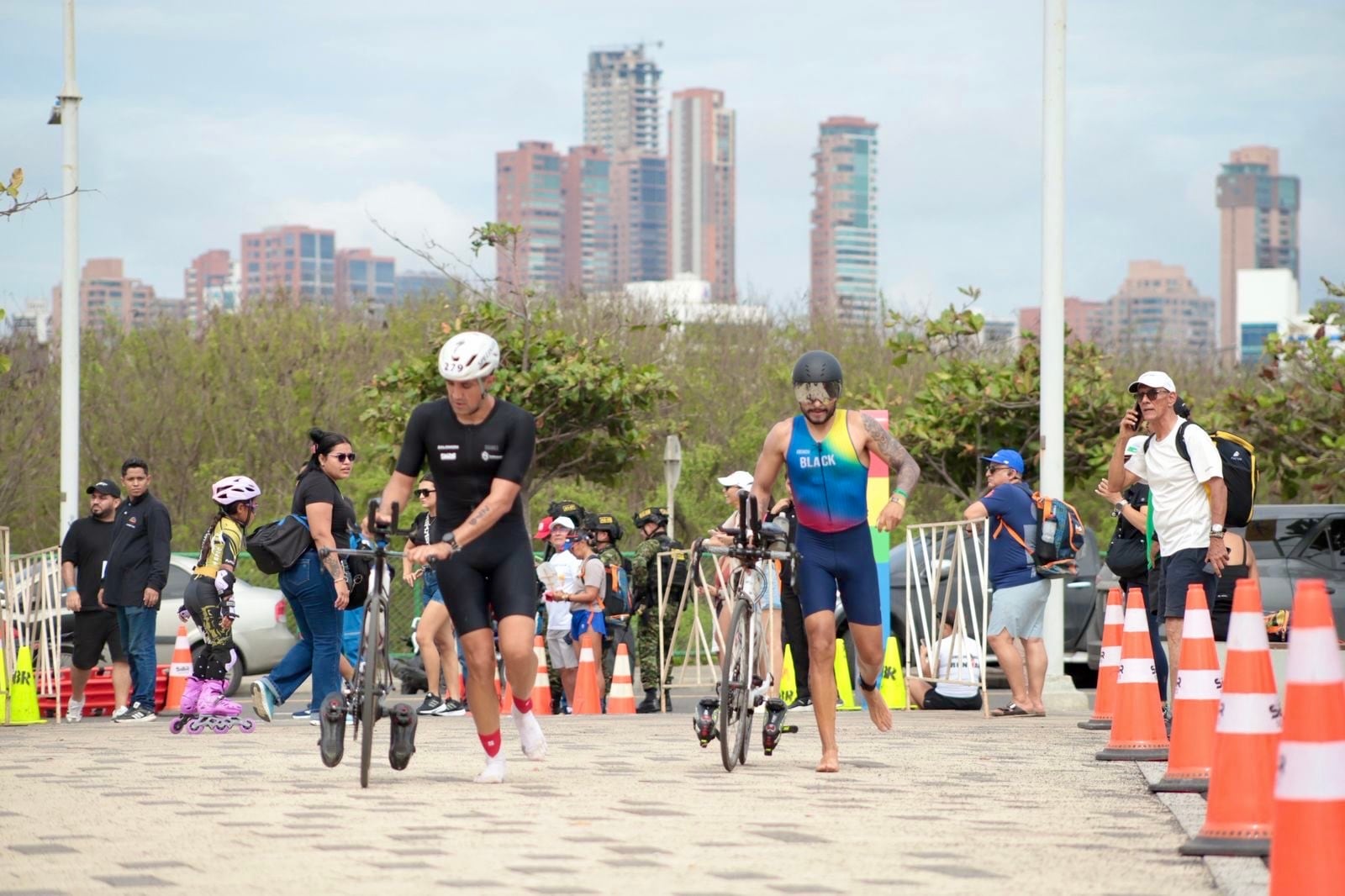 Deportistas compitiendo en el Ironman 70.3 / Foto: Alcaldía de Barranquilla.