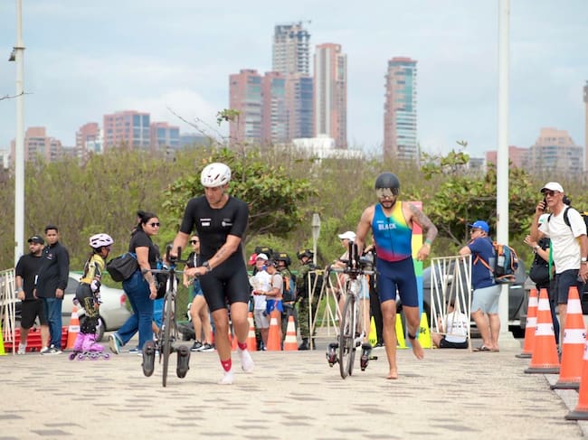 Deportistas compitiendo en el Ironman 70.3 / Foto: Alcaldía de Barranquilla.
