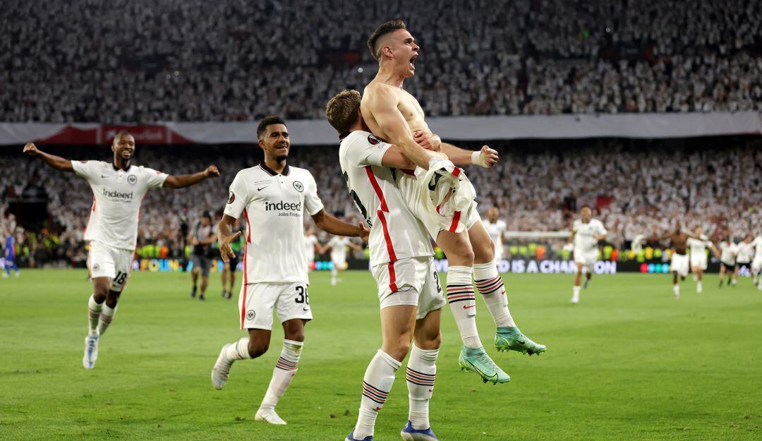 Rafael Santos Borré anota el penal que le da el título al Eintracht Frankfurt