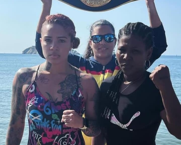 Clarena Julio, con camiseta negra a la derecha, tuvo un récord de 6 victorias (4 por KO) y 4 derrotas