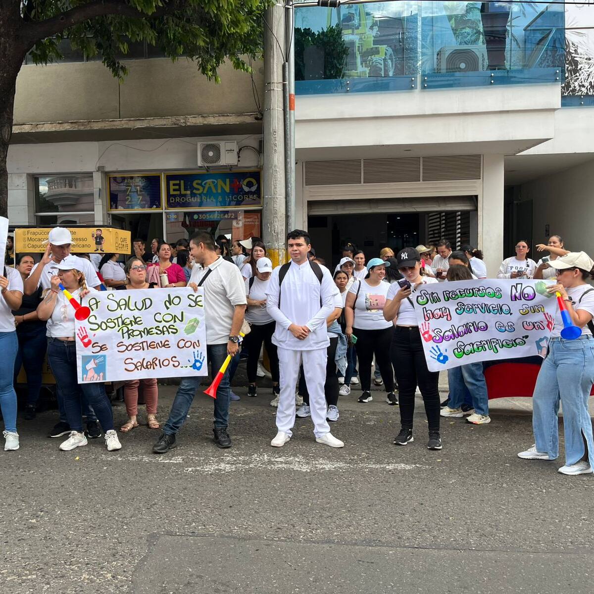 Personal médico y usuarios de la salud protestaron frente a las instalaciones de la Cúpula Chata