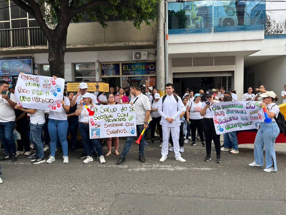 Personal médico y usuarios de la salud protestaron frente a las instalaciones de la Cúpula Chata