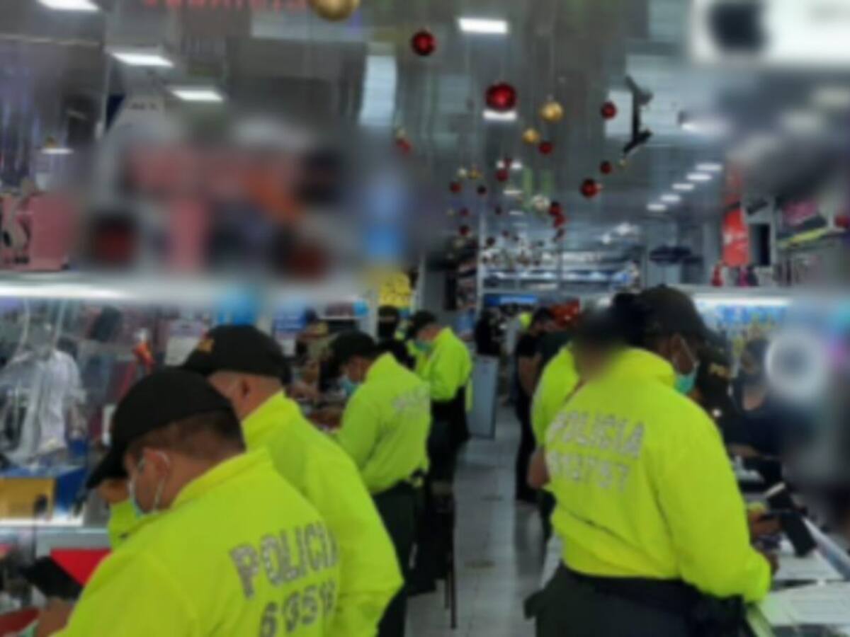 Policía en Manizales intervino locales que vendían celulares hurtados
