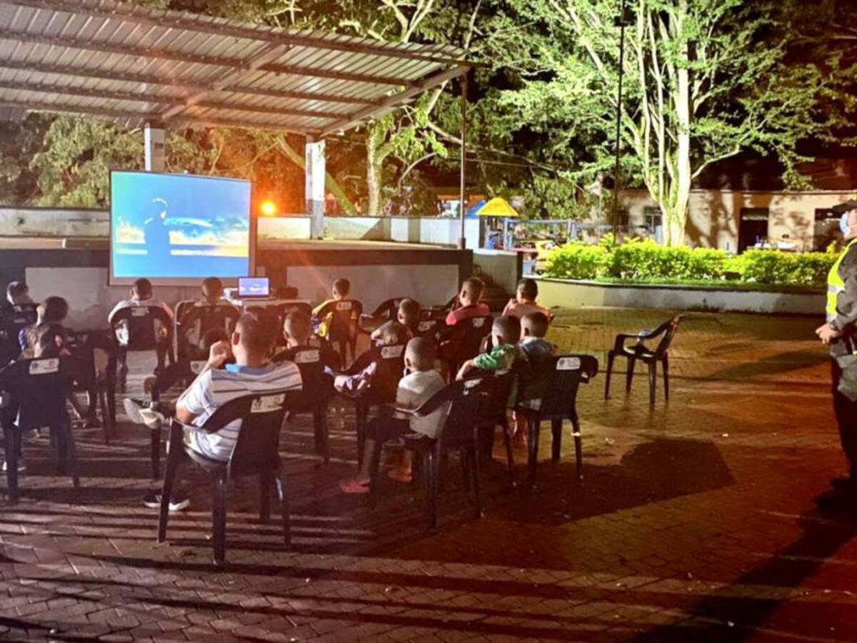 Policía desarrolló ‘Cine al Parque’ en Ataco, Tolima