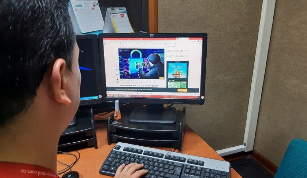 Denunciar en www.CAIvirtual.com con el fin de buscar la manera de recuperar las cuentas. 