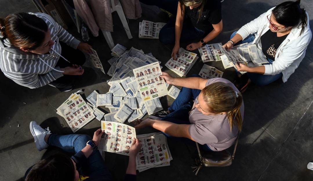 Jornada de conteo durante las elecciones presidenciales de Colombia.             Foto: Getty 