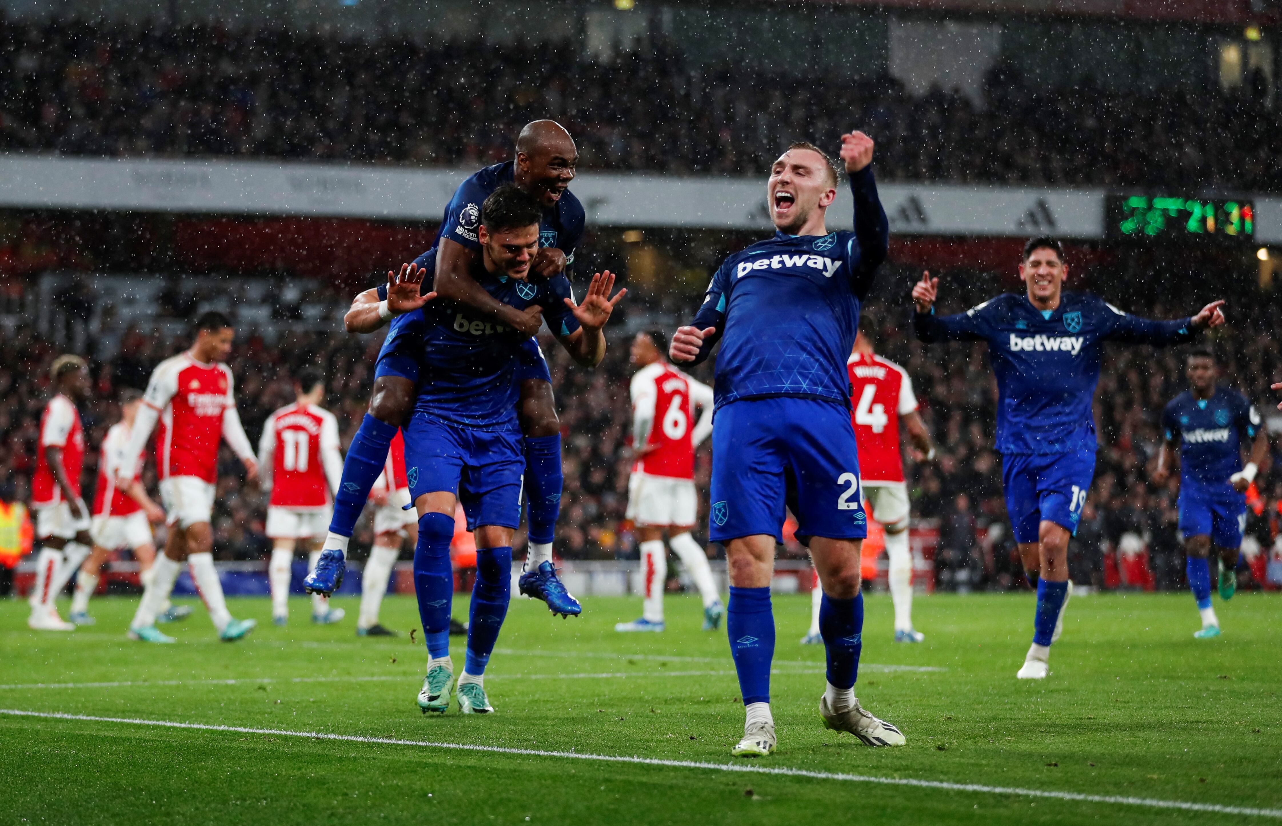 Jugadores del West Ham celebrando el 2-0 ante el Arsenal en Londres. (Photo by Ian Kington / IKIMAGES / AFP) / RESTRICTED TO EDITORIAL USE. No use with unauthorized audio, video, data, fixture lists, club/league logos or 'live' services. Online in-match use limited to 45 images, no video emulation. No use in betting, games or single club/league/player publications. (Photo by IAN KINGTON/IKIMAGES/AFP via Getty Images)