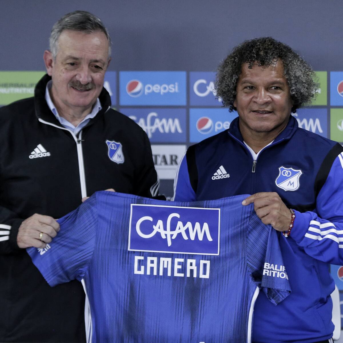 Enrique Camacho ilusiona con las renovaciones de Juan Pablo Vargas y Alberto Gamero