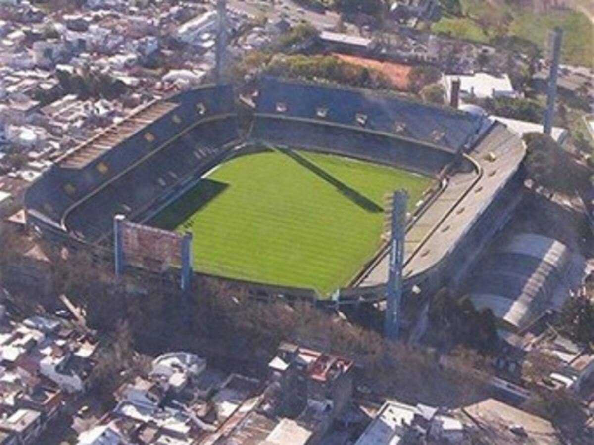 Tiros en el estadio de Rosario y amenazas en la sede de Boca sacuden al fútbol argentino